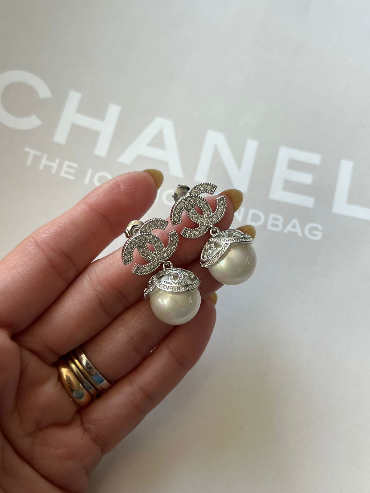 Brinco com Pérola e Zircônia em Banho de Ródio Branco