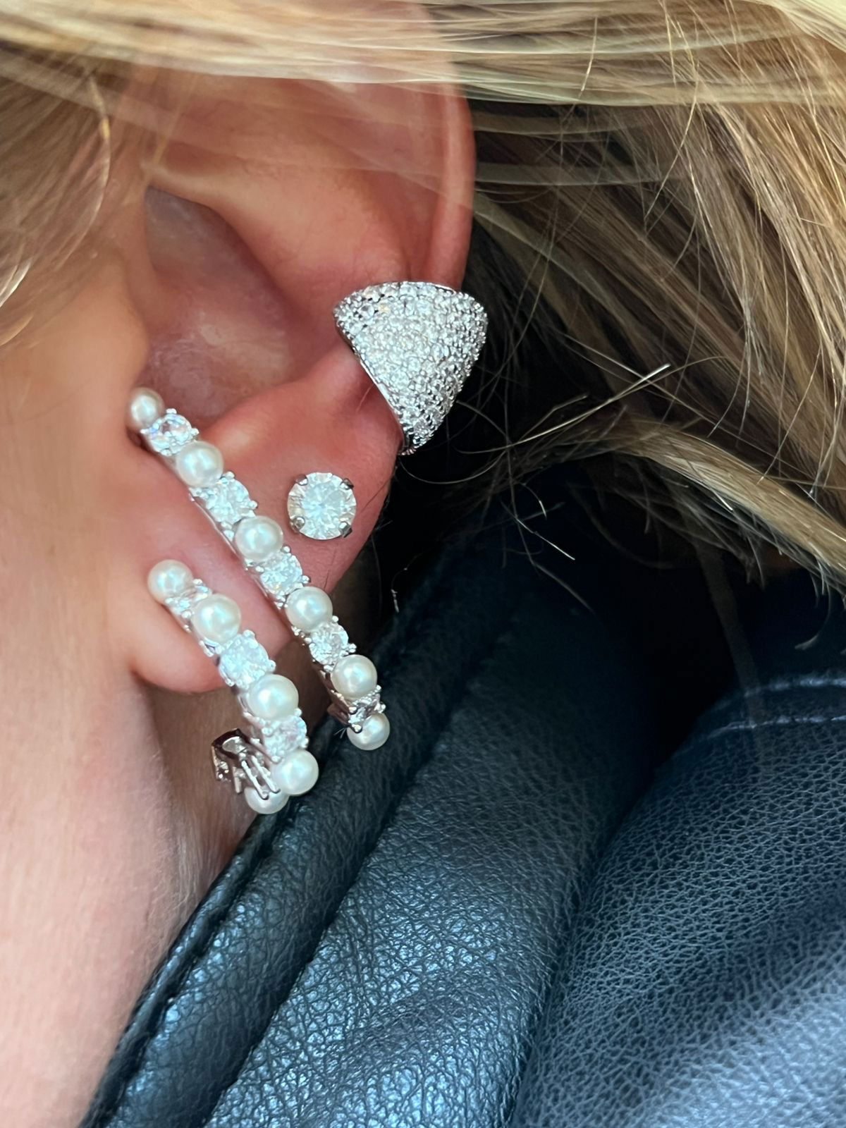 Brinco com Pérola e Zircônia ( Primeiro Furo) em Banho de Ródio Branco