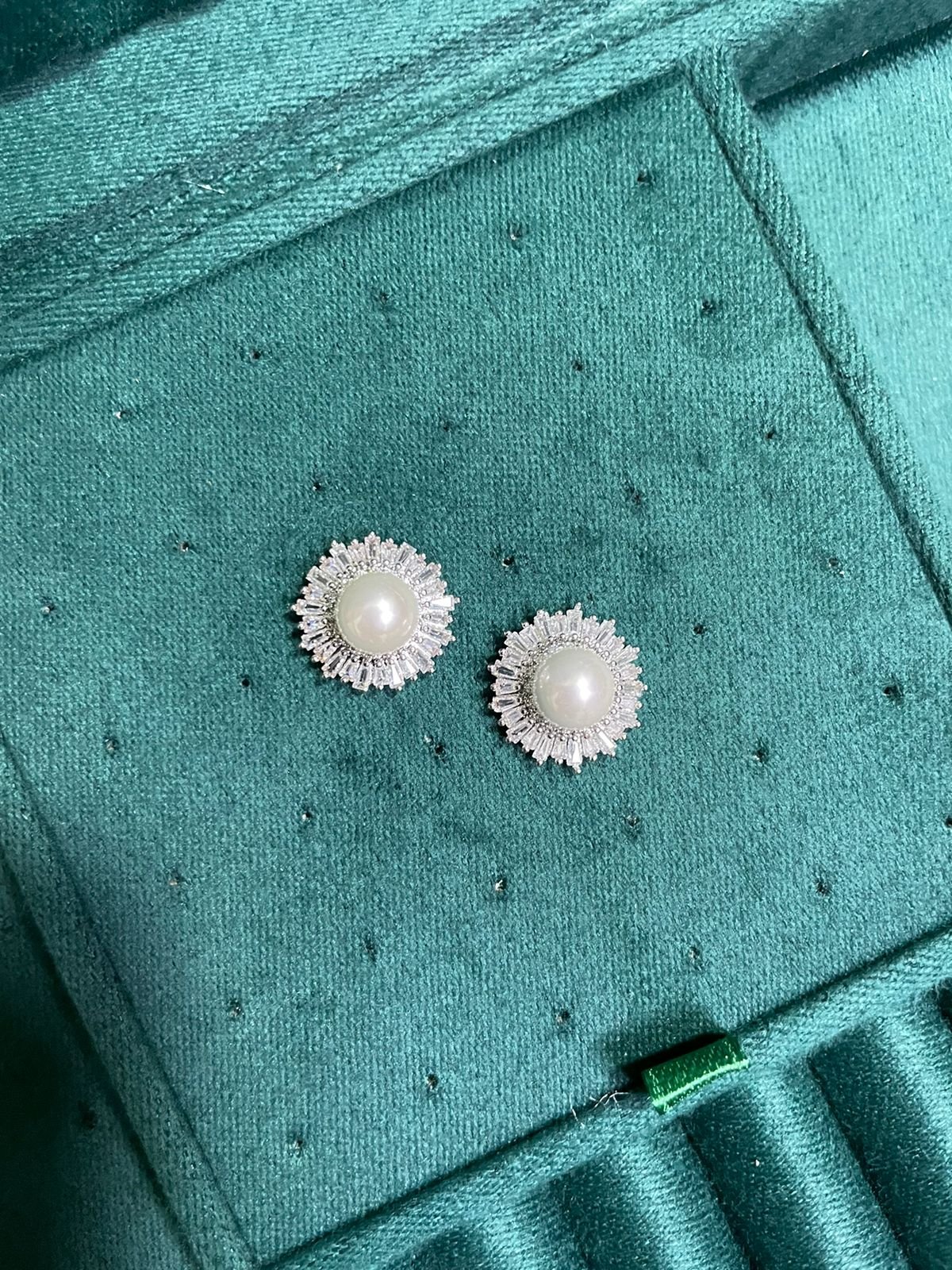 Brinco com Pérola Shell e Zircônia Cristal em Banho de Ródio Branco