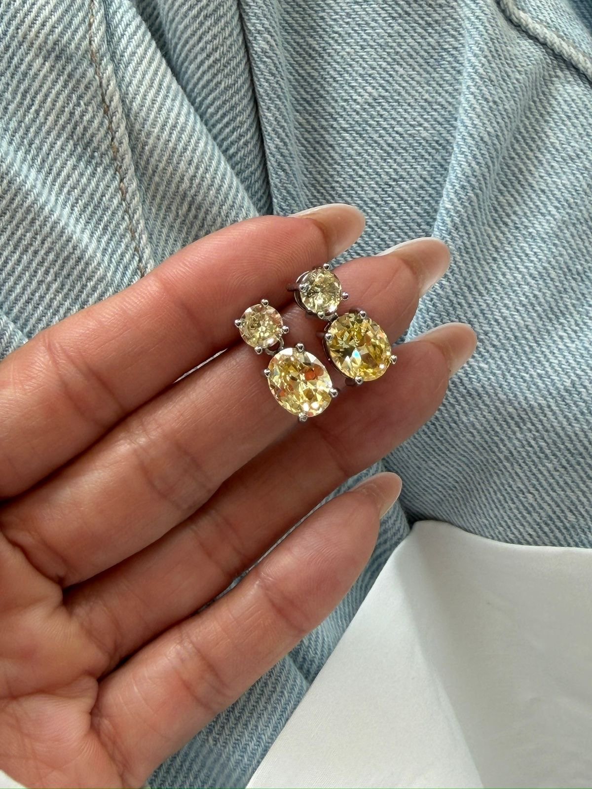 Brinco com Zircônia Citrino em Banho de Ródio Branco