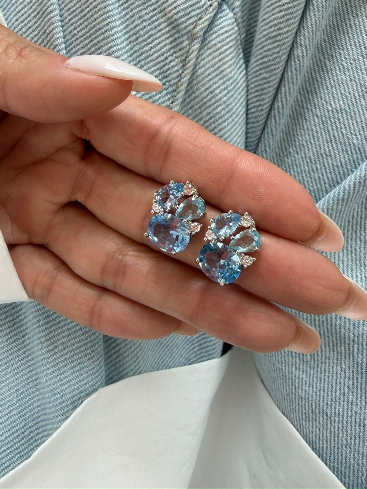 Brinco com Zircônia Cristal e Azul em Banho de Ródio Branco