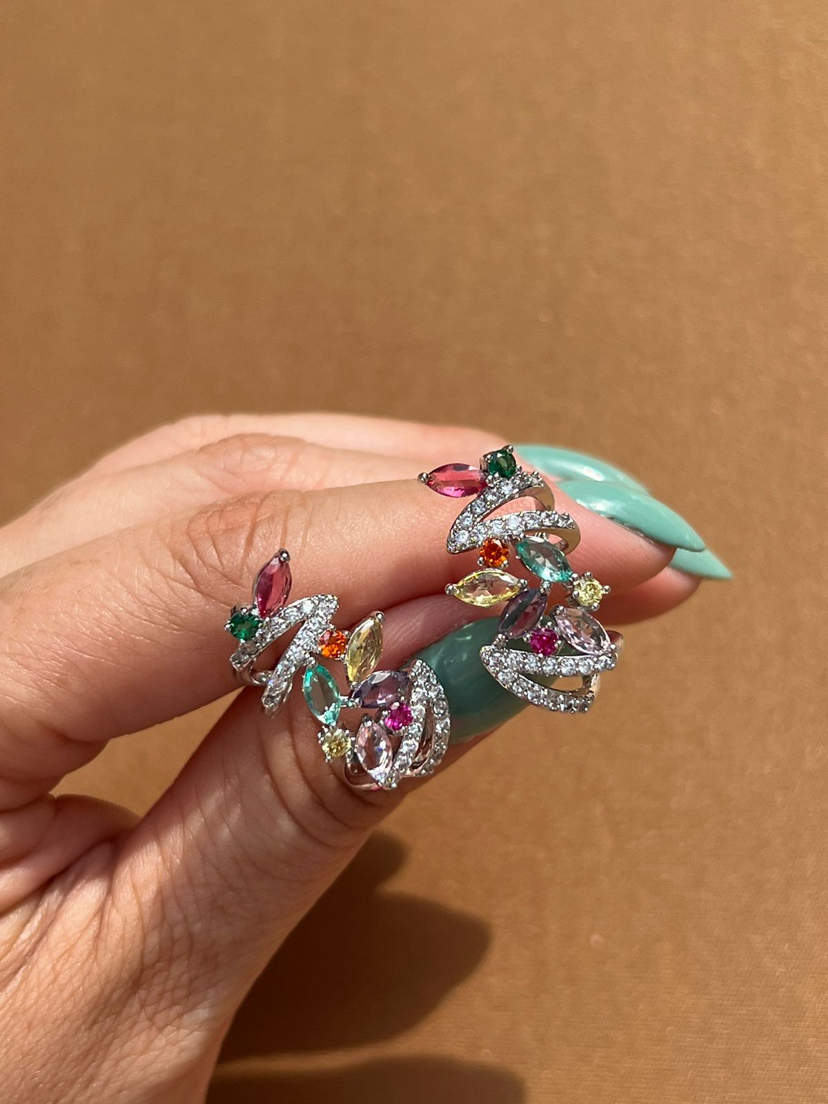 Brinco com Zircônia Cristal e Colorida em Banho de Ródio Branco