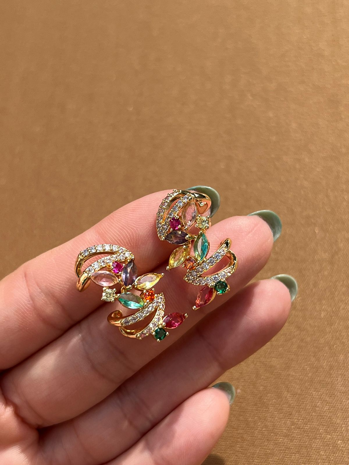 Brinco com Zircônia Cristal e Colorida em Banho Ouro