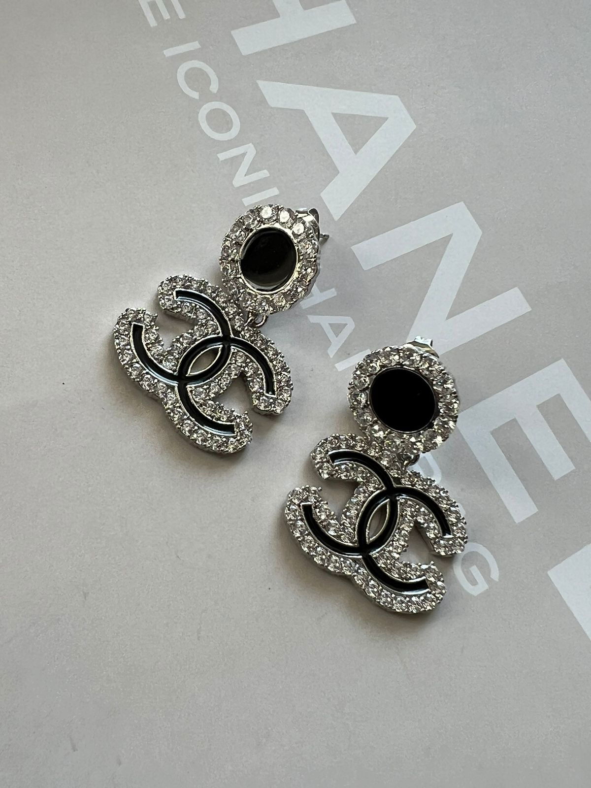 Brinco com Zircônia Cristal e Esmaltação Black em Banho de Ródio Branco