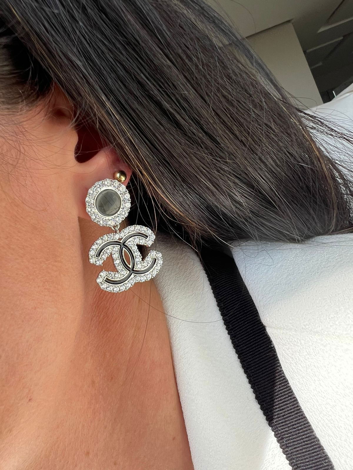 Brinco com Zircônia Cristal e Esmaltação Black em Banho de Ródio Branco