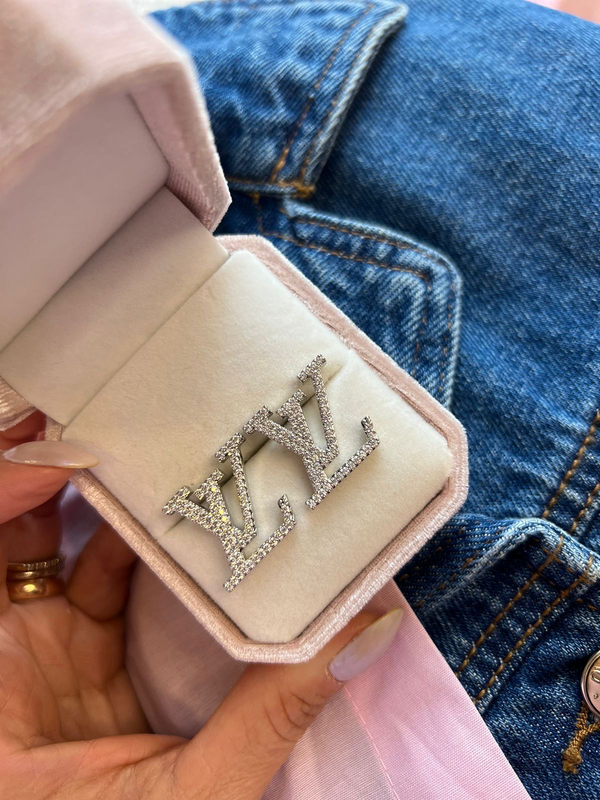 Brinco com Zircônia Cristal em Banho de Ródio Branco