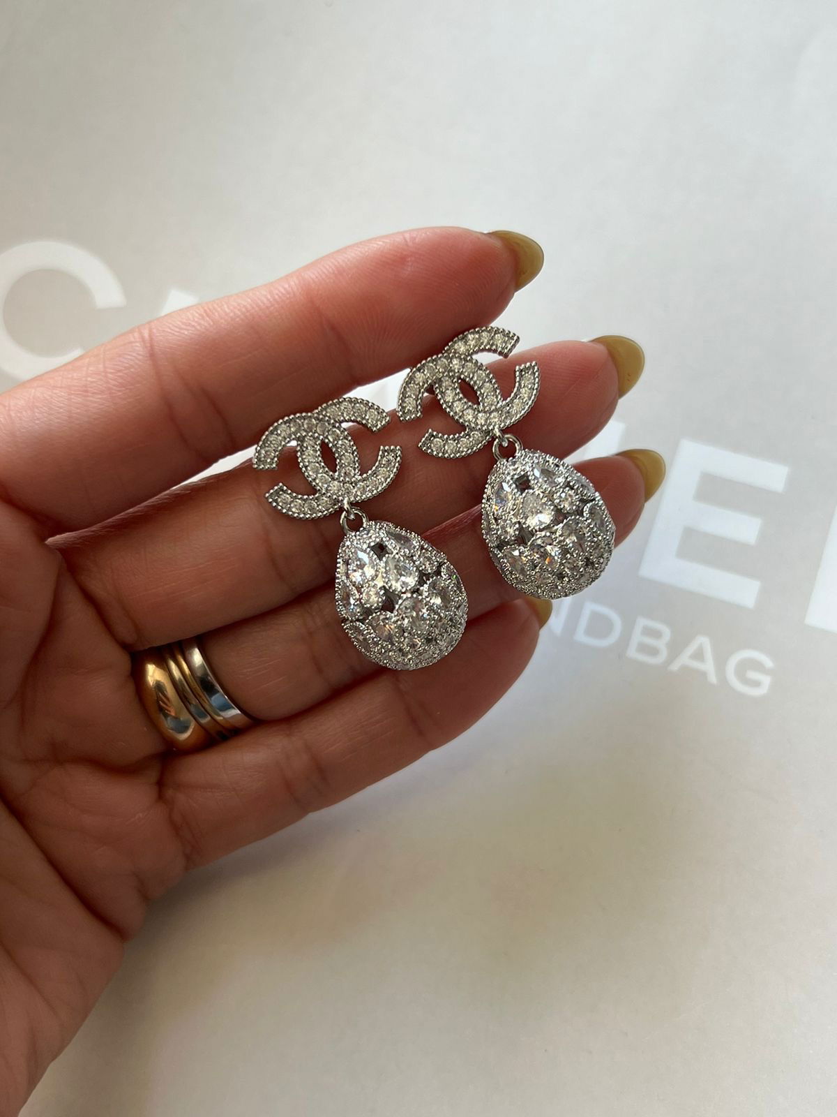 Brinco com Zircônia Cristal em Banho de Ródio Branco