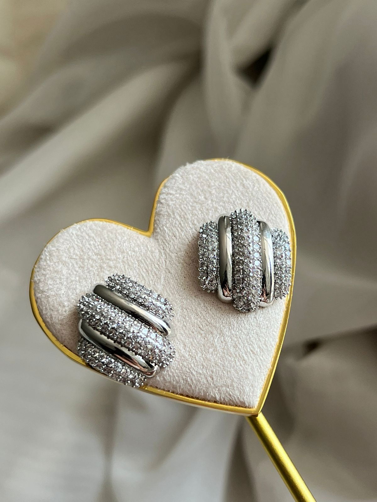 Brinco com Zircônia Cristal em Banho de Ródio Branco