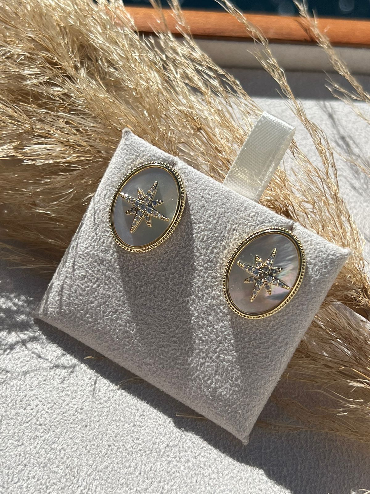 Brinco com Zircônia e Madrepérola Inspired em Banho de Ouro