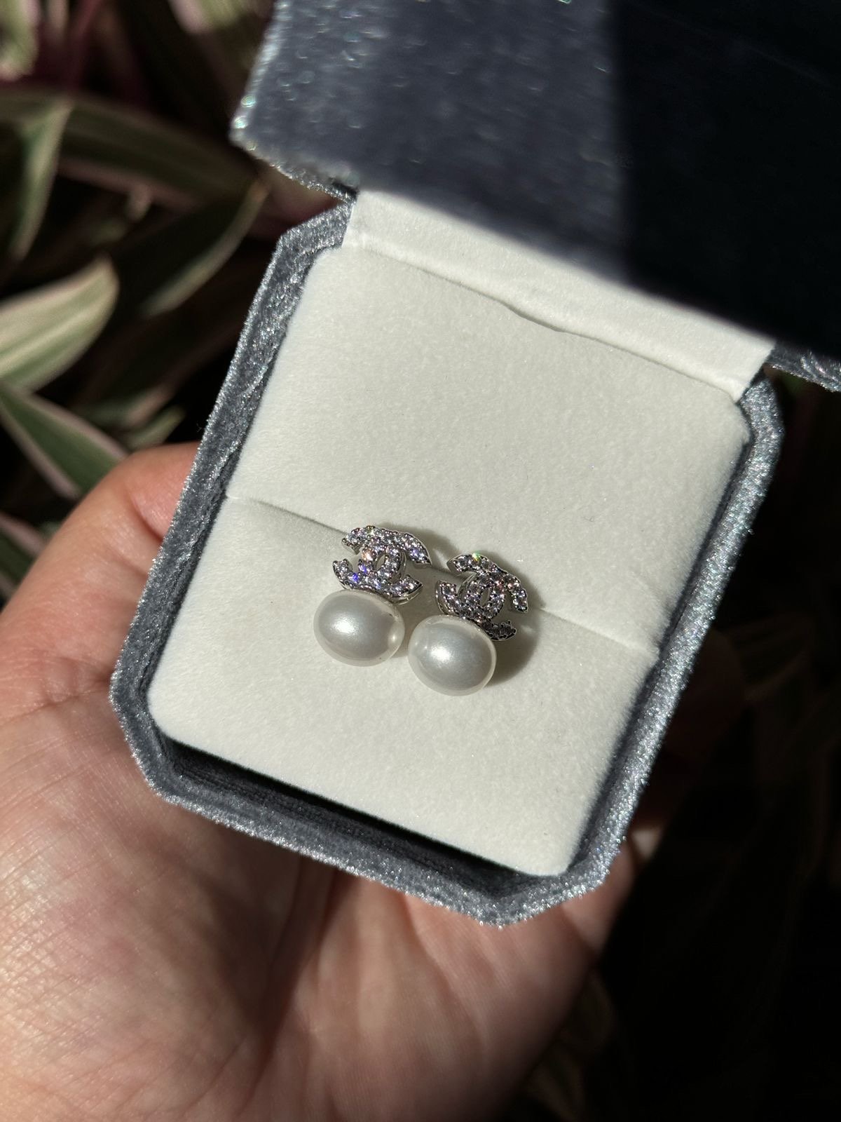 Brinco com Zircônia e Pérola em Banho de Ródio Branco