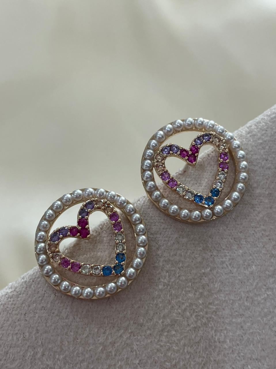Brinco Coração Colorido e Pérola em Banho de Ouro