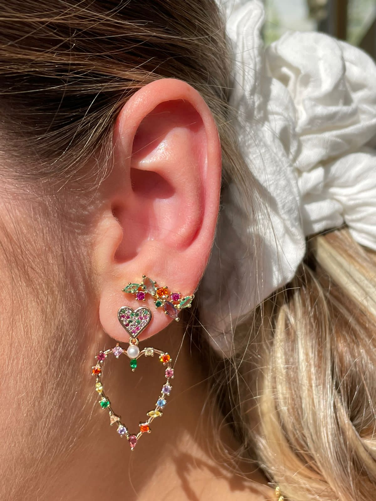 Brinco Coração Colorido em Banho de Ouro