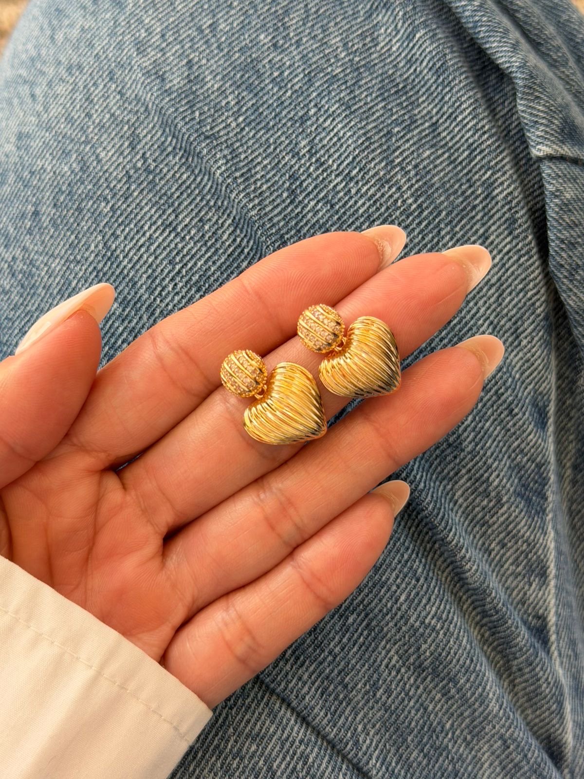 Brinco Coração com Detalhes em Banho de Ouro