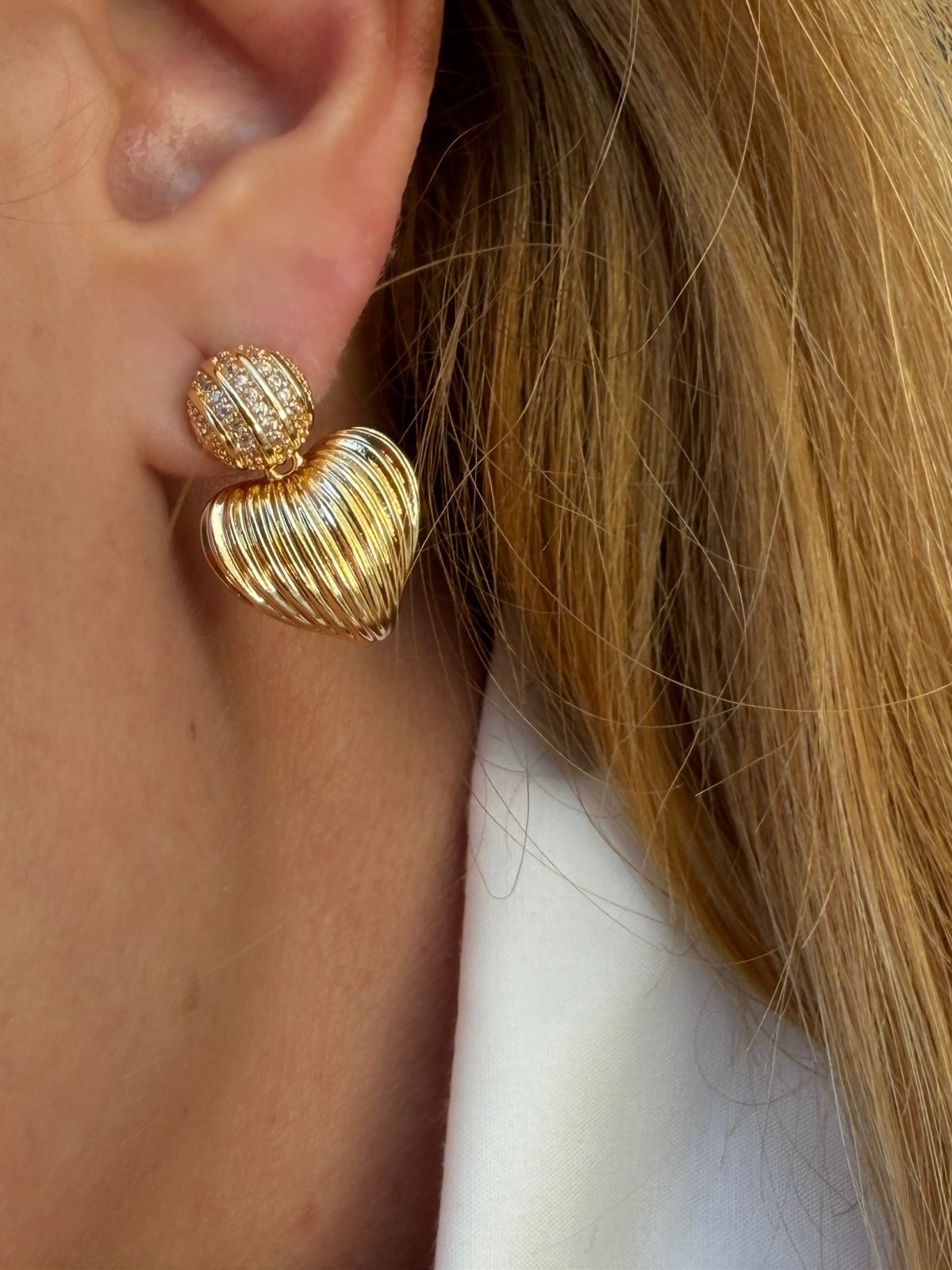 Brinco Coração com Detalhes em Banho de Ouro