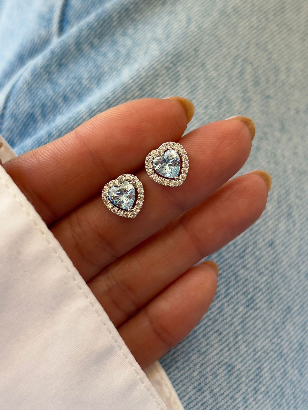 Brinco Coração com Zircônia Cristal e Água-Marinha Banho de Ródio Branco