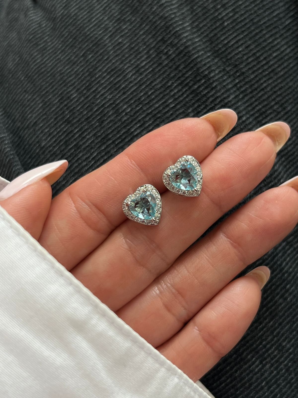Brinco Coração com Zircônia Cristal e Água-marinha em Banho de Ródio Branco