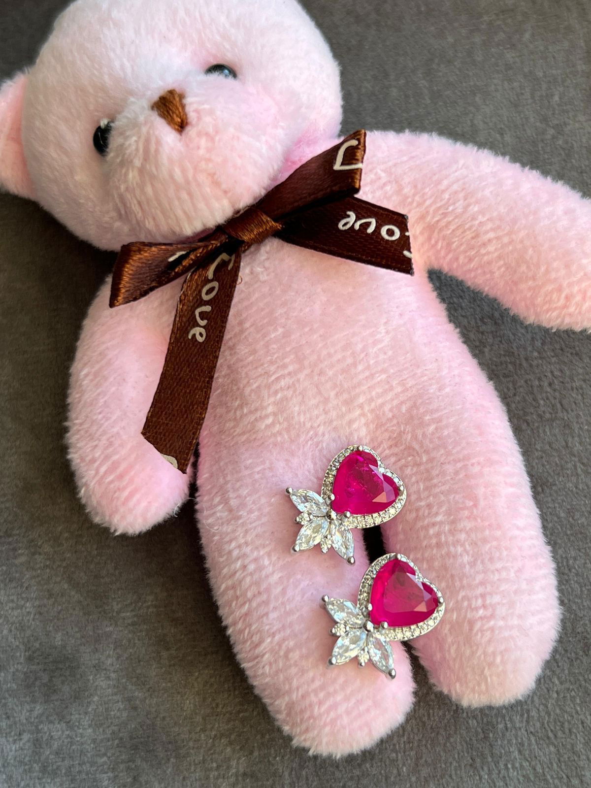 Brinco Coração com Zircônia Cristal e Fusion Turmalina Rosa em Banho de Ródio Branco