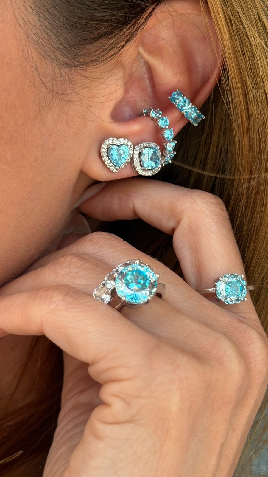Brinco Coração com Zircônia Cristal e Sky Blue em Banho de Ródio