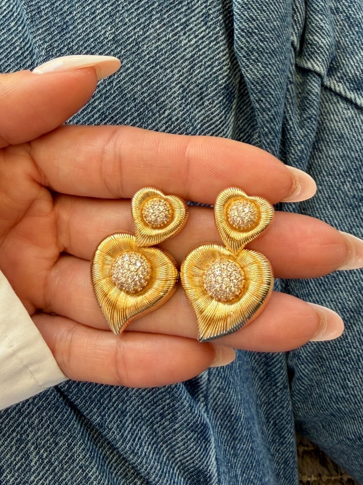 Brinco Coração com Zircônia e Detalhes em Banho de Ouro