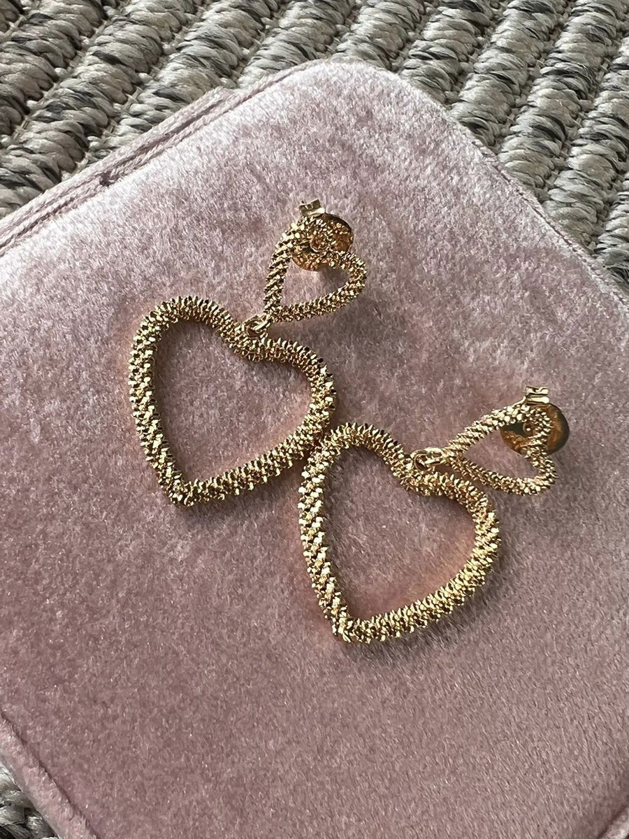Brinco Coração Detalhado em Banho de Ouro