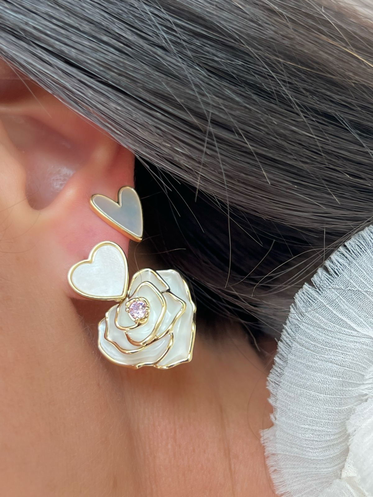 Brinco Coração Madrepérola e Flor Esmaltada em Banho de Ouro