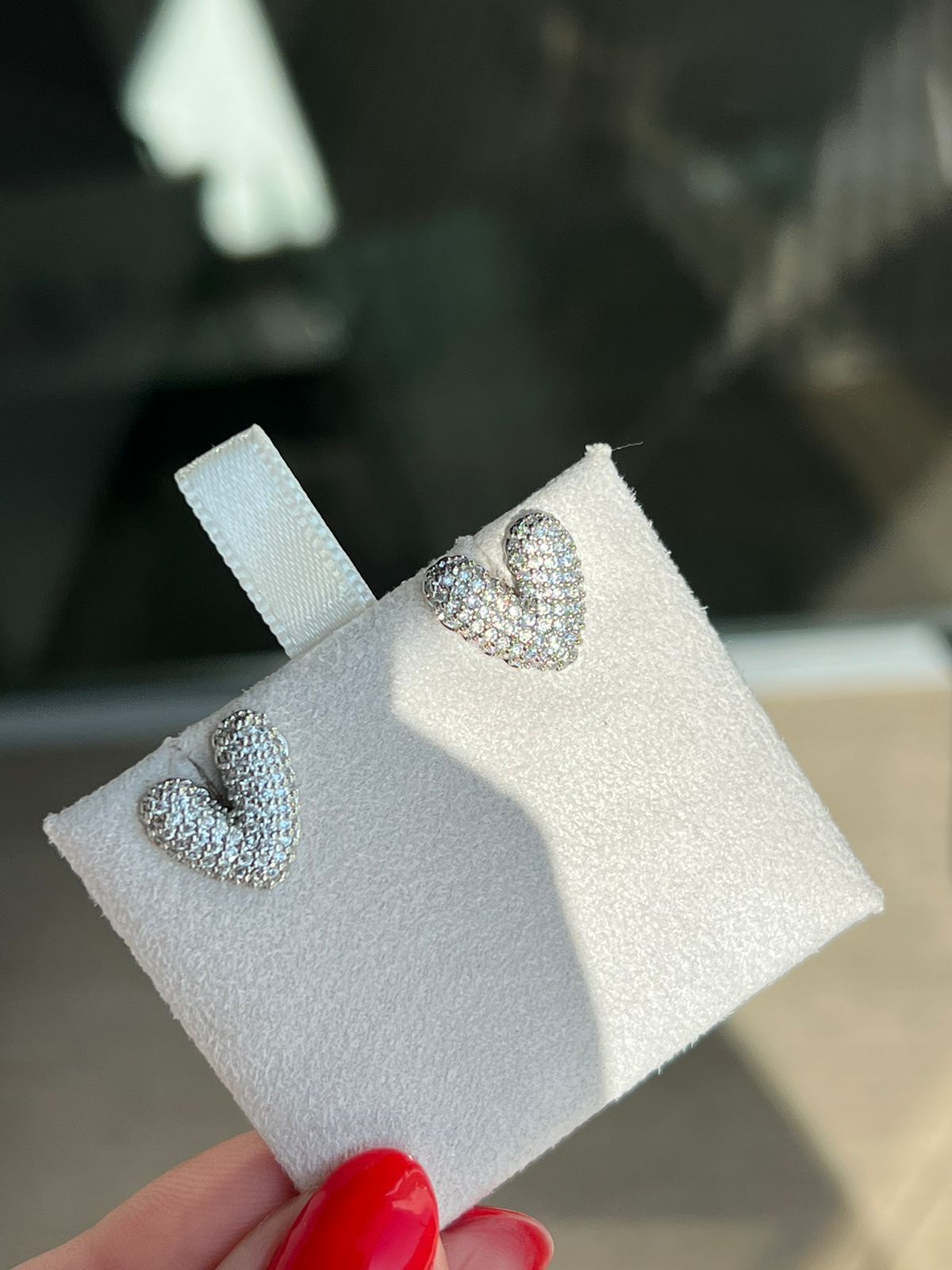 Brinco Coração Inspired em Banho de Ródio Branco