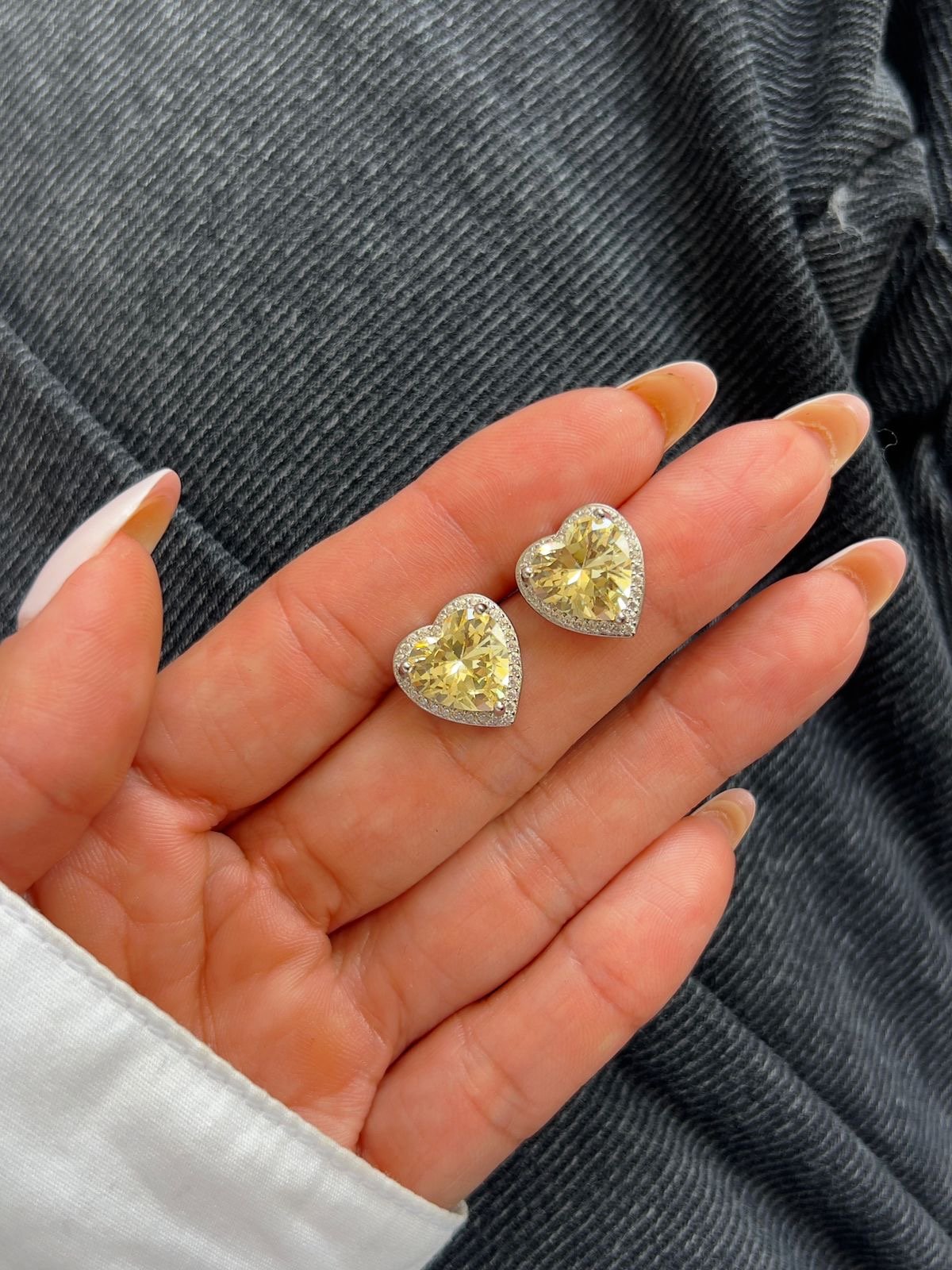 Brinco Coração M Zircônia Cristal e Citrino em Banho de Ródio Branco