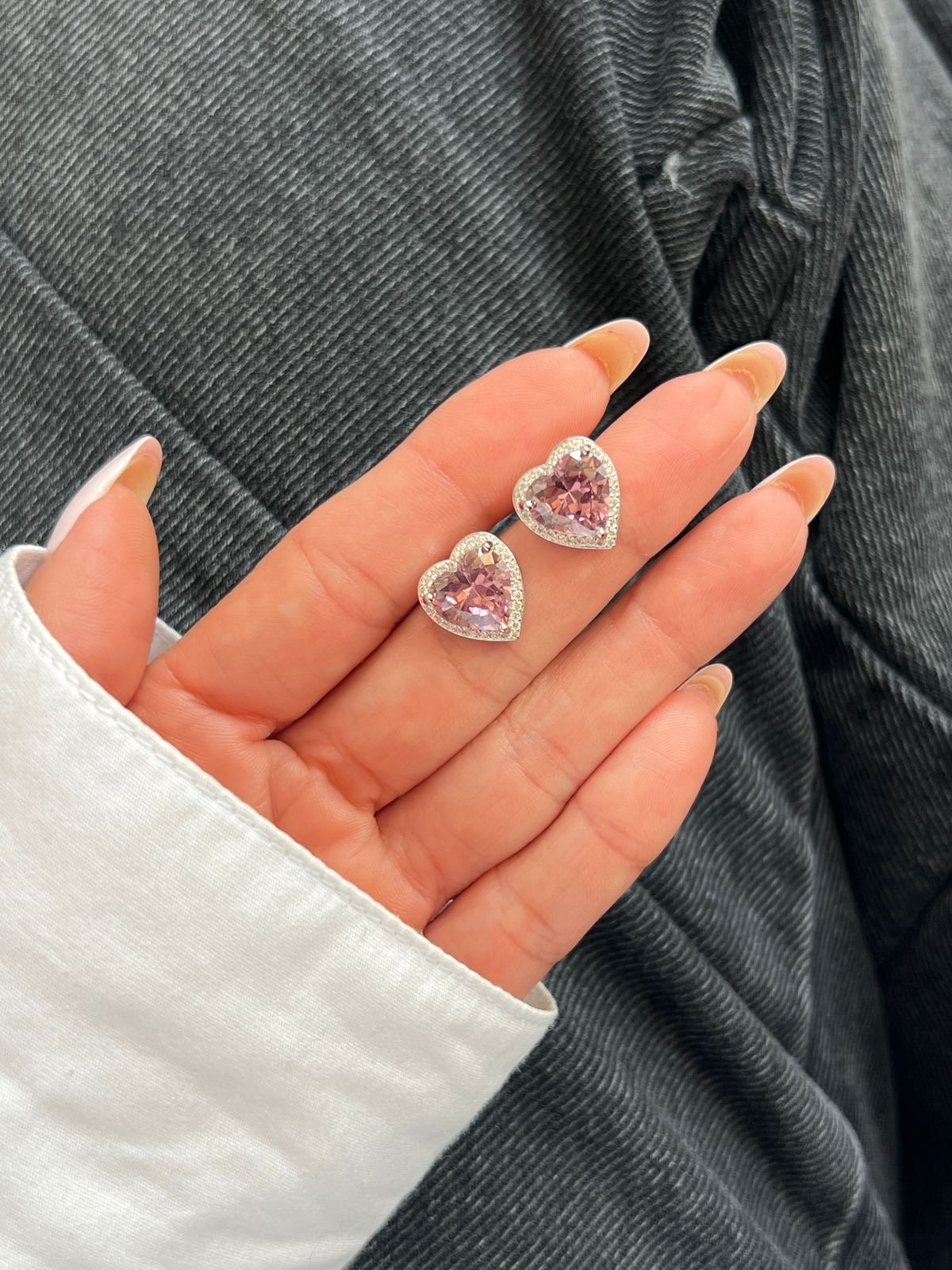 Brinco Coração M Zircônia Cristal e Rosa Claro em Banho de Ródio Branco