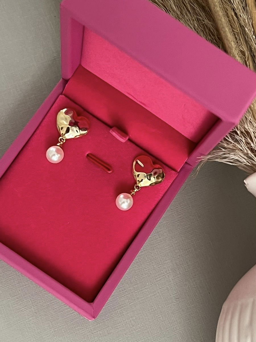 Brinco Coração Martelado e Pérola em Banho de Ouro