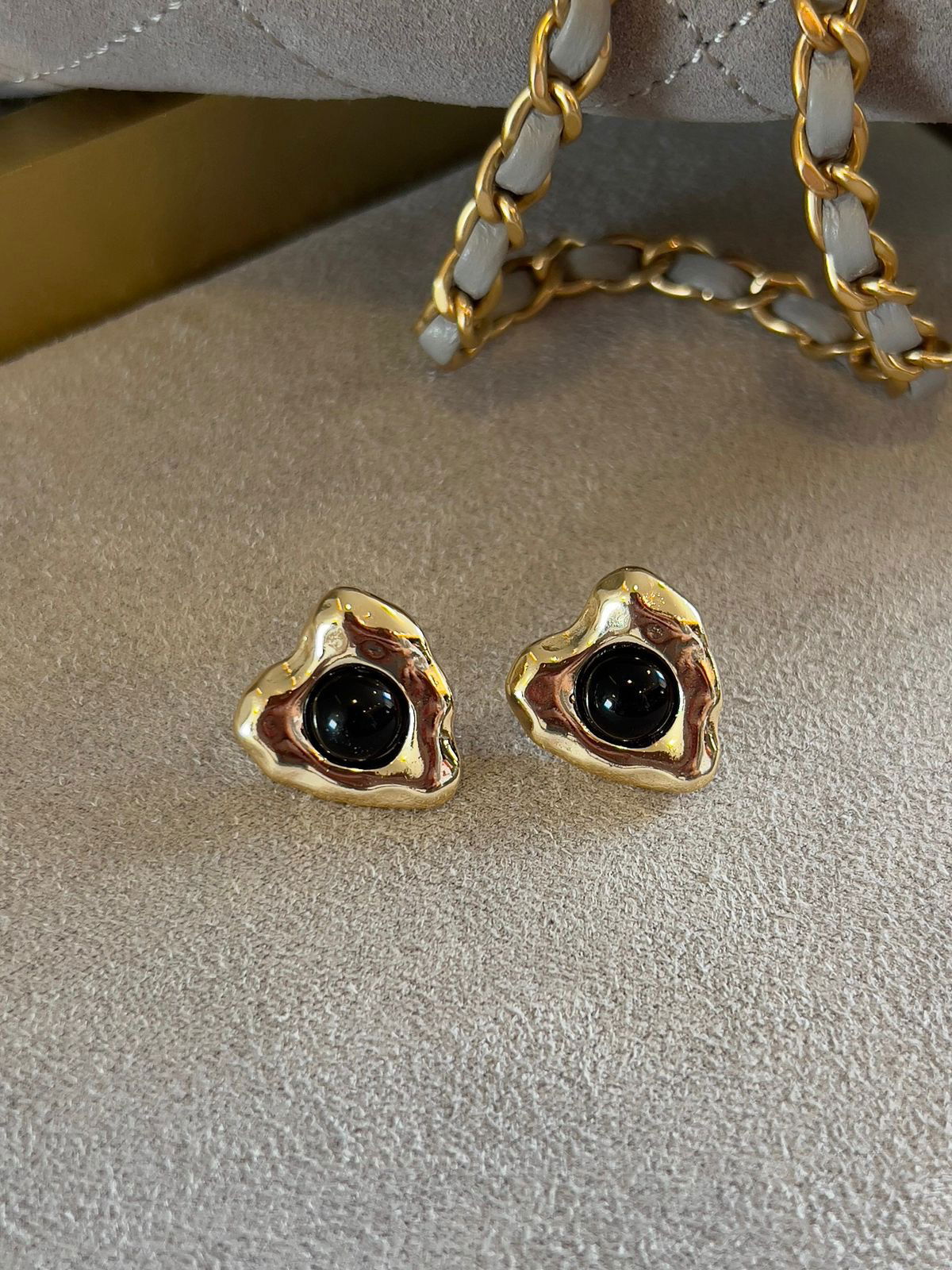 Brinco Coração Orgânico com Pedra Black em Banho de Ouro