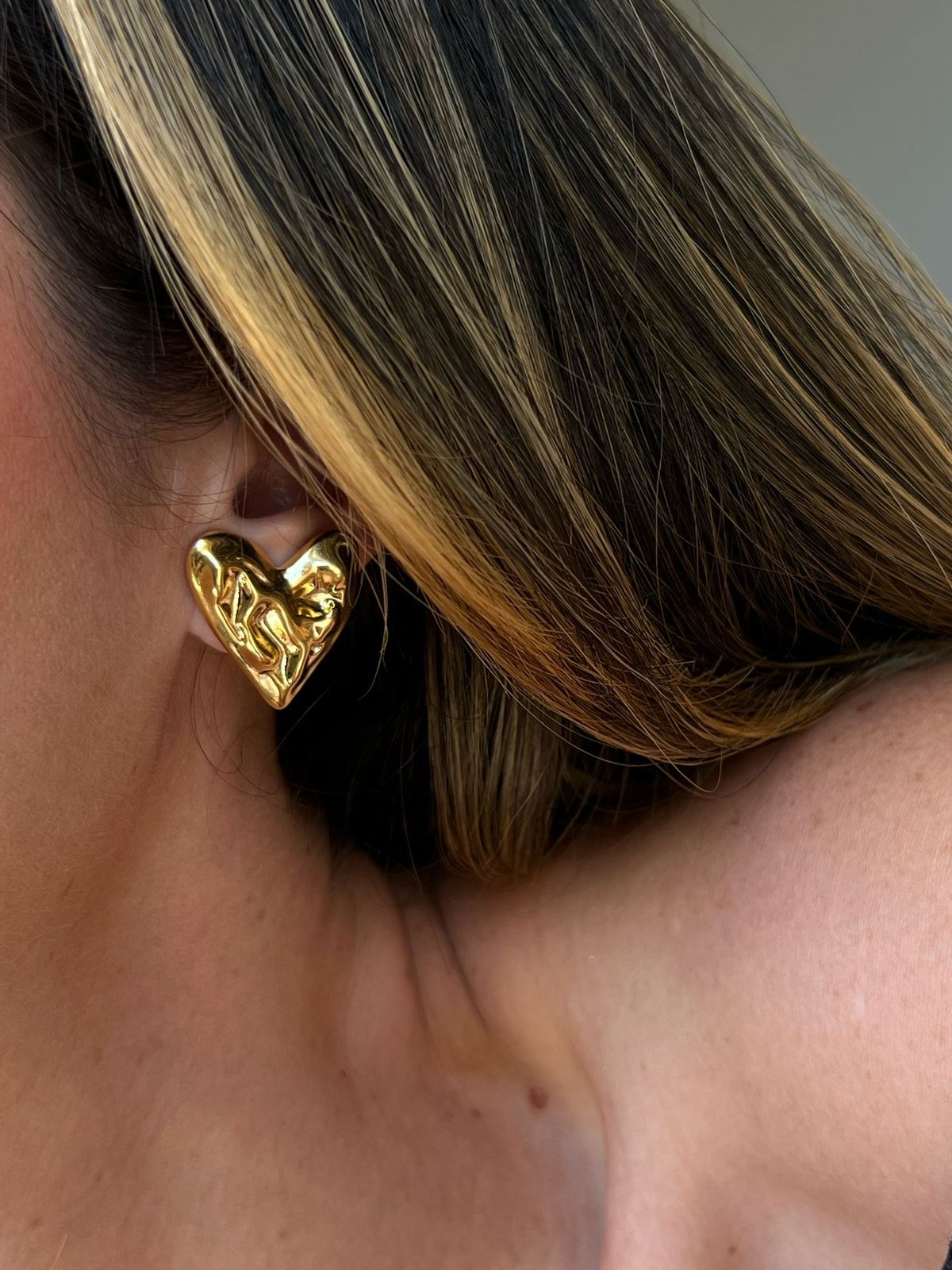 Brinco Coração Texturizado em Banho de Ouro