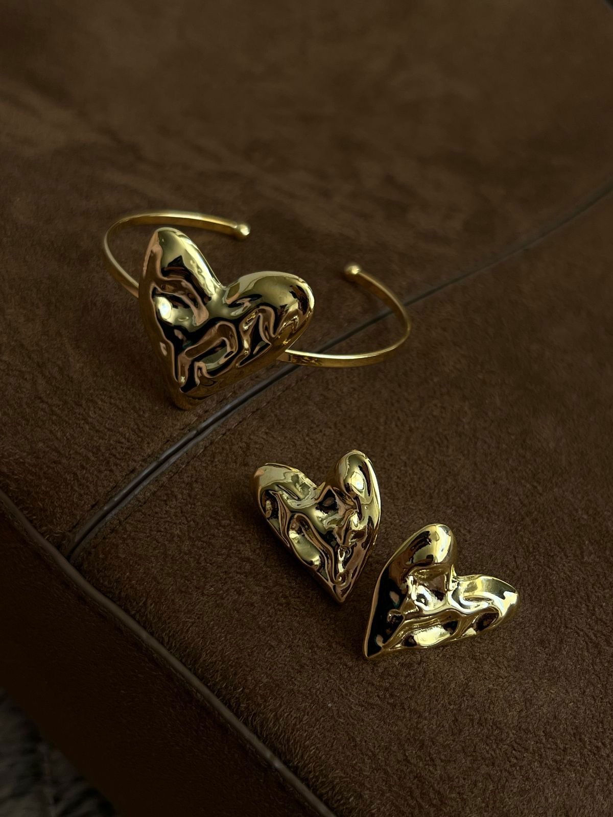 Brinco Coração Texturizado em Banho de Ouro