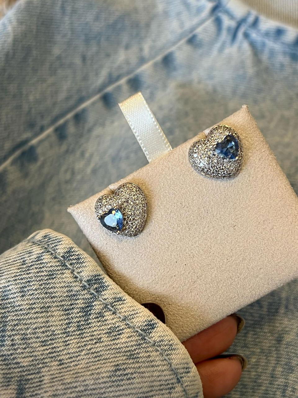 Brinco Coração Zircônia Cristal e Azul em Banho de Ródio Branco