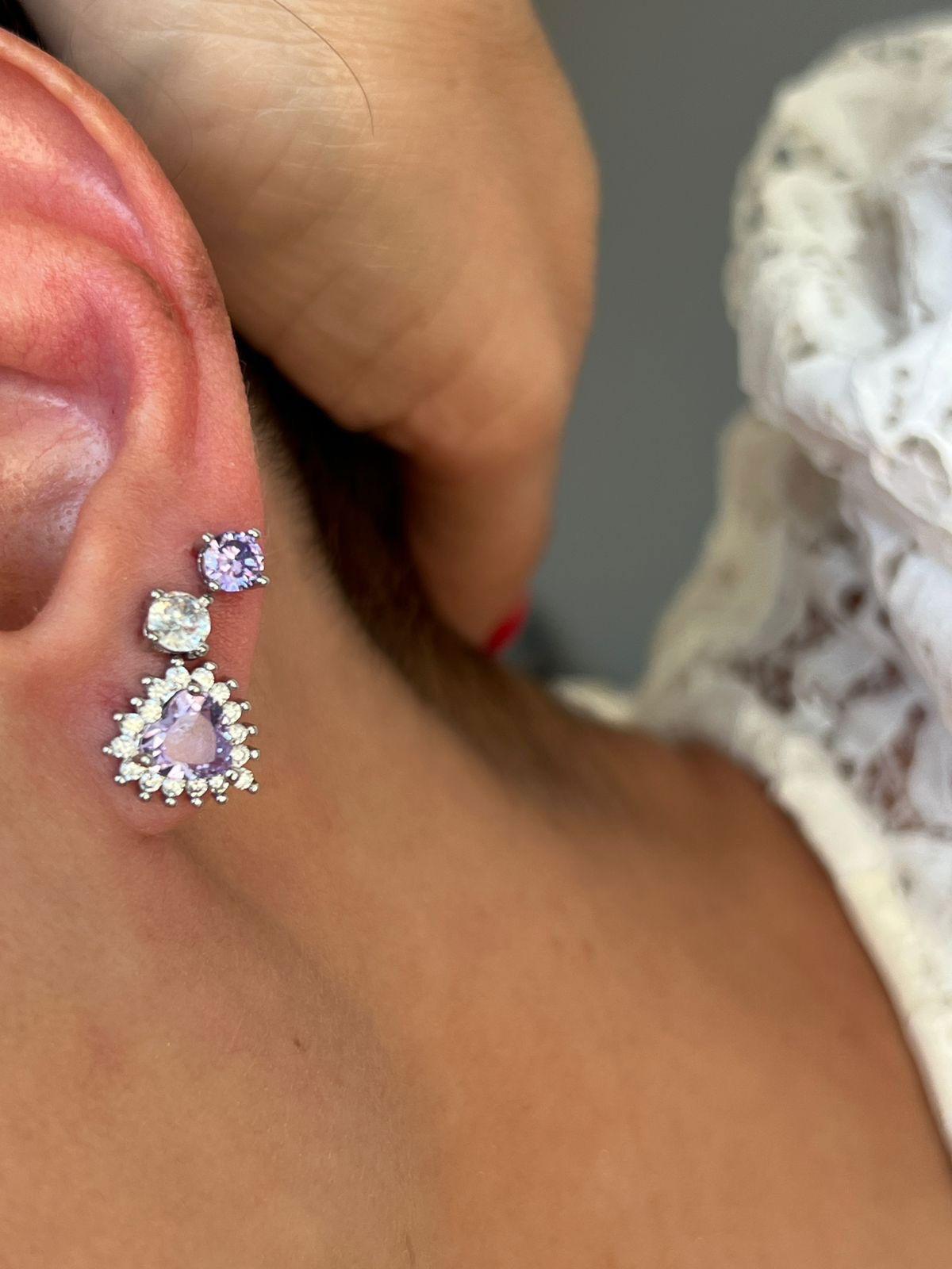 Brinco Coração Zircônia Kunzita Lilás e Cristal em Banho de Ródio Branco