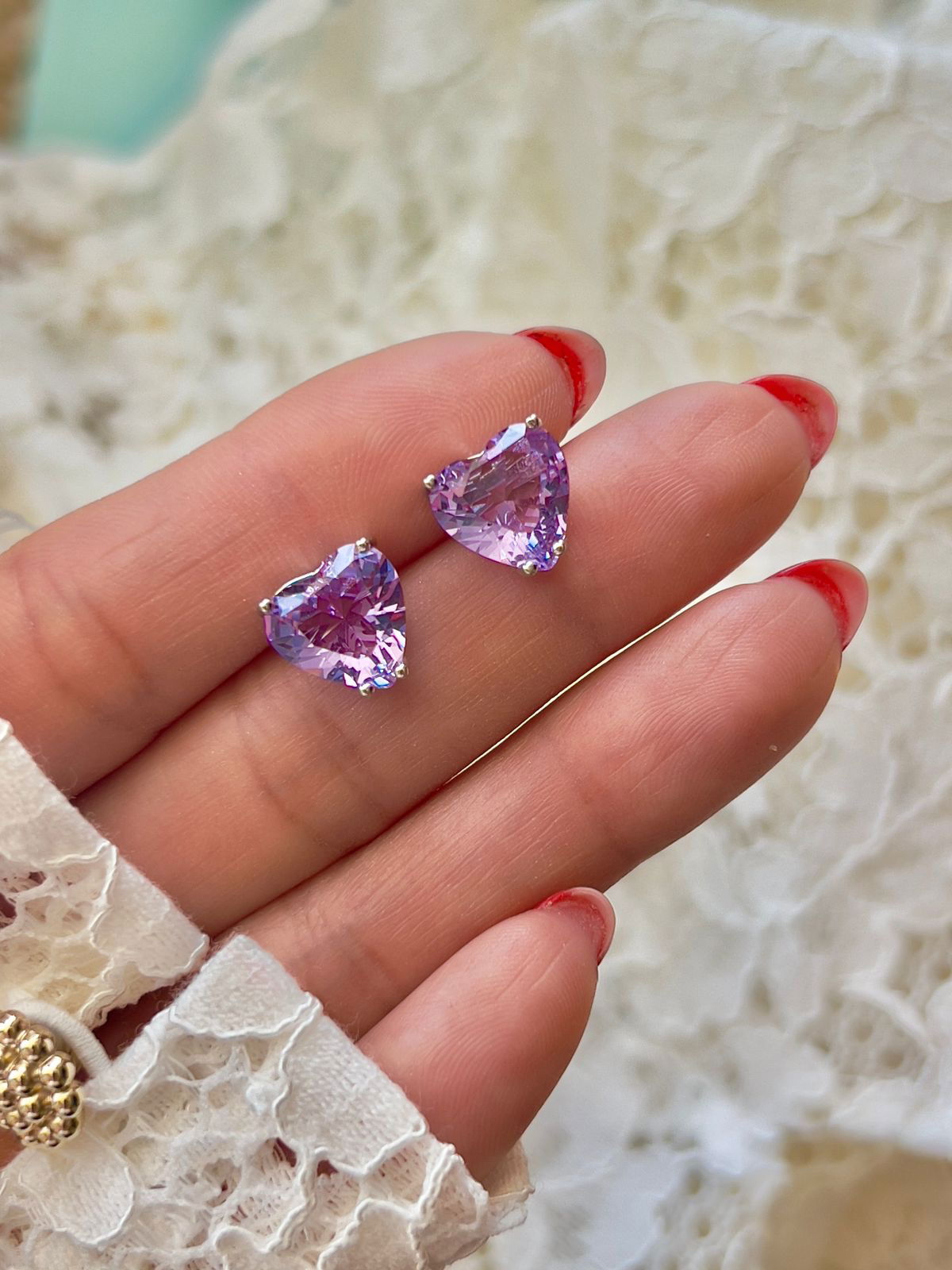 Brinco Coração Zircônia Kunzita Lilás em Banho de Ródio Branco