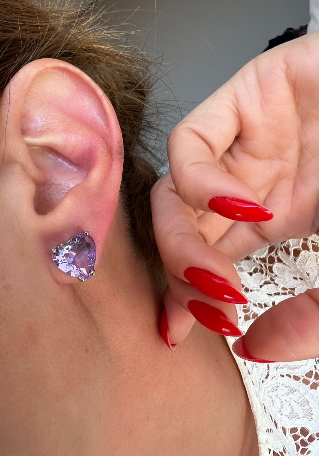 Brinco Coração Zircônia Kunzita Lilás em Banho de Ródio Branco