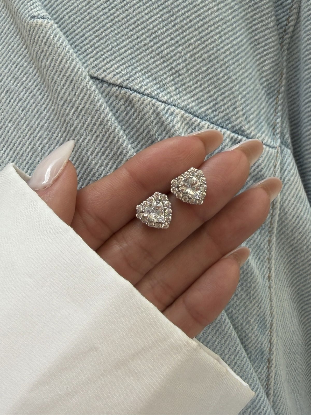 Brinco Coraçãozinho com Zircônia Cristal em Banho de Ródio Branco