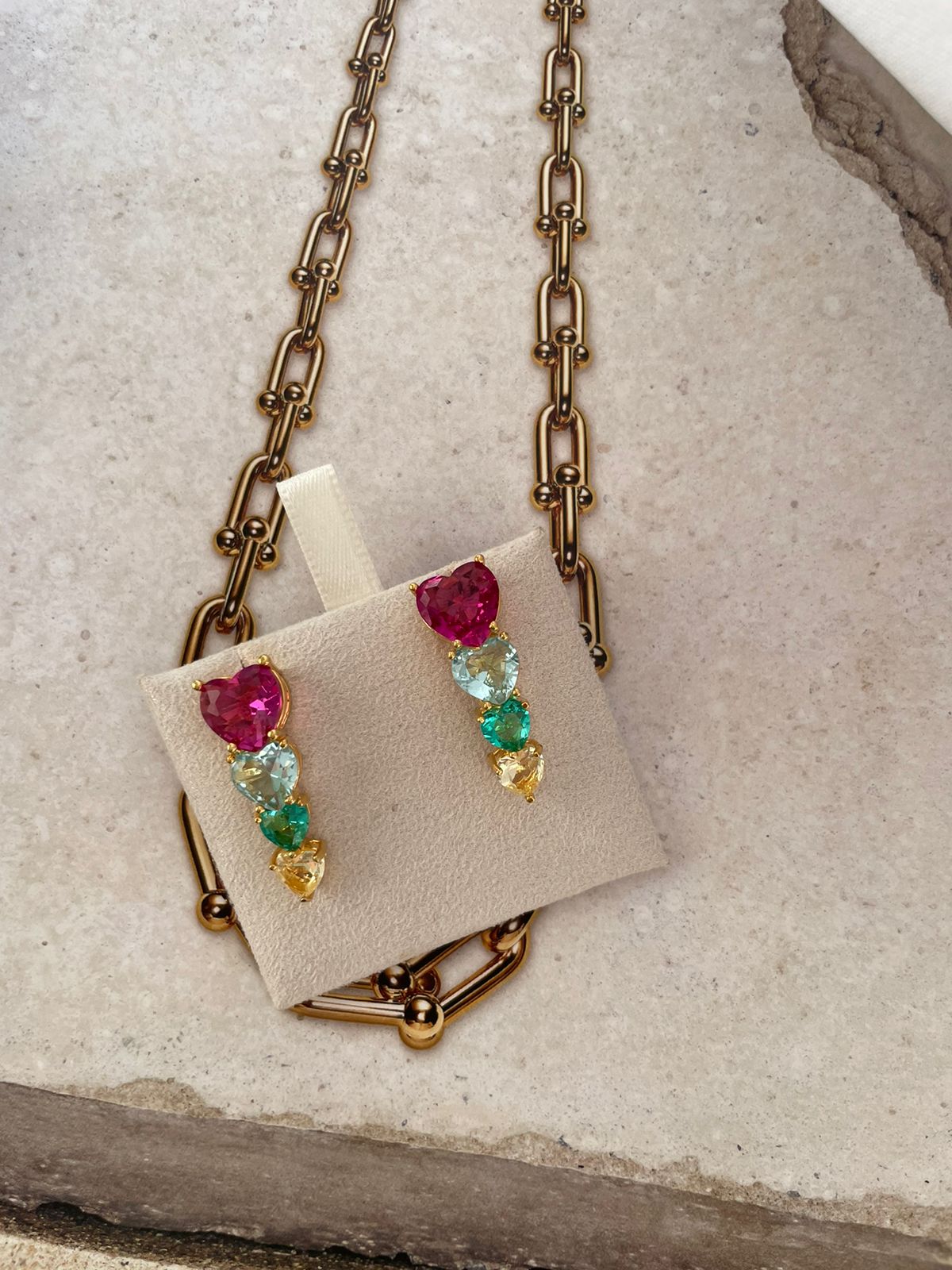 Brinco Corações Colorido em Banho de Ouro