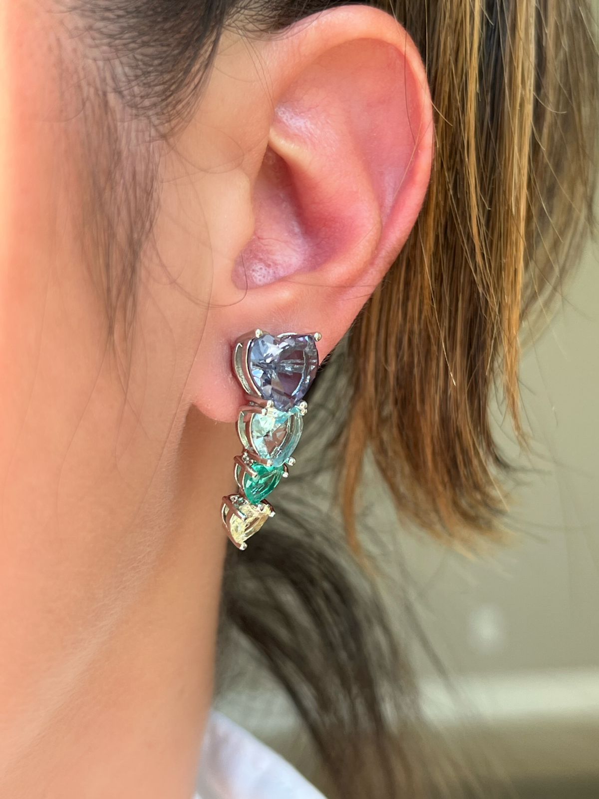 Brinco Corações Colorido em Banho de Ródio Branco