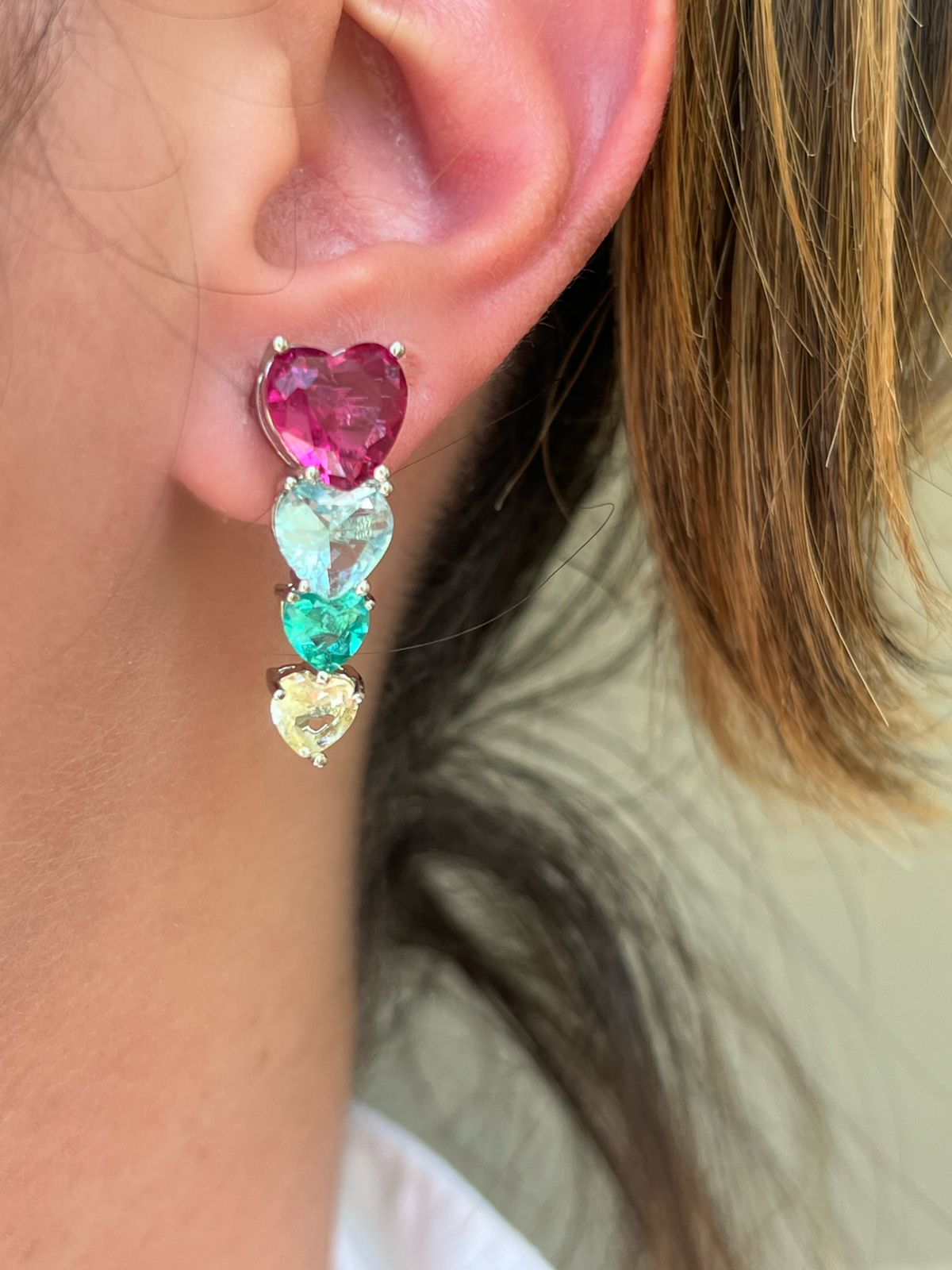 Brinco Corações Colorido em Banho de Ródio Branco