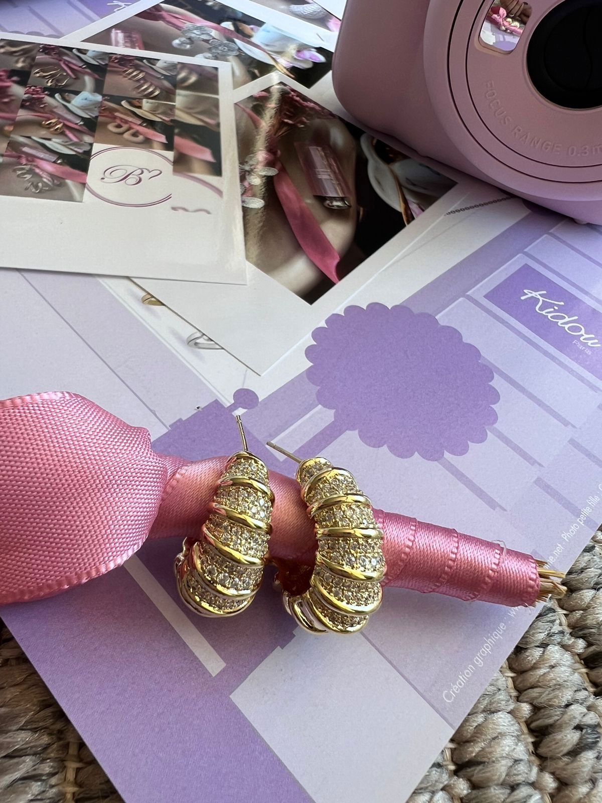 Brinco Croissant com Zircônia Cristal em Banho de Ouro