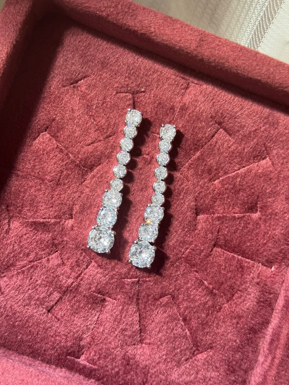 Brinco Degrade com Zircônia Cristal em Banho de Ródio Branco