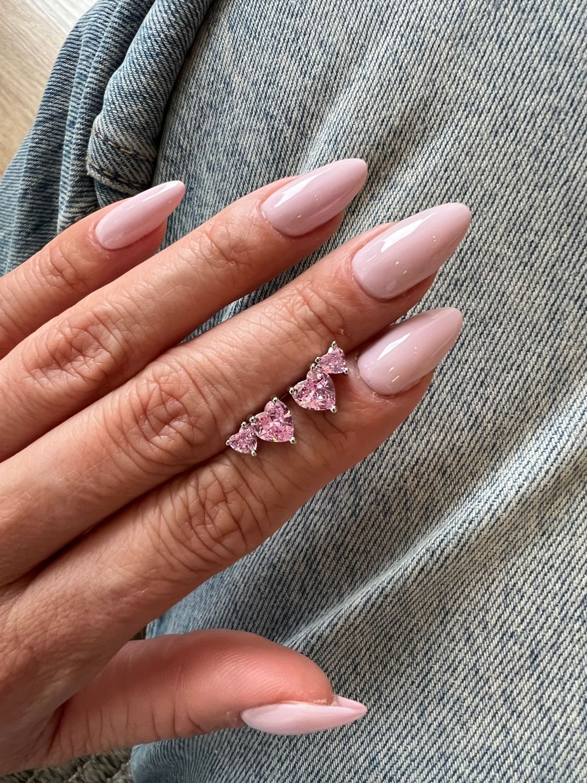 Brinco Dois Corações com Zircônia Rosa Claro em Banho de Ródio Branco