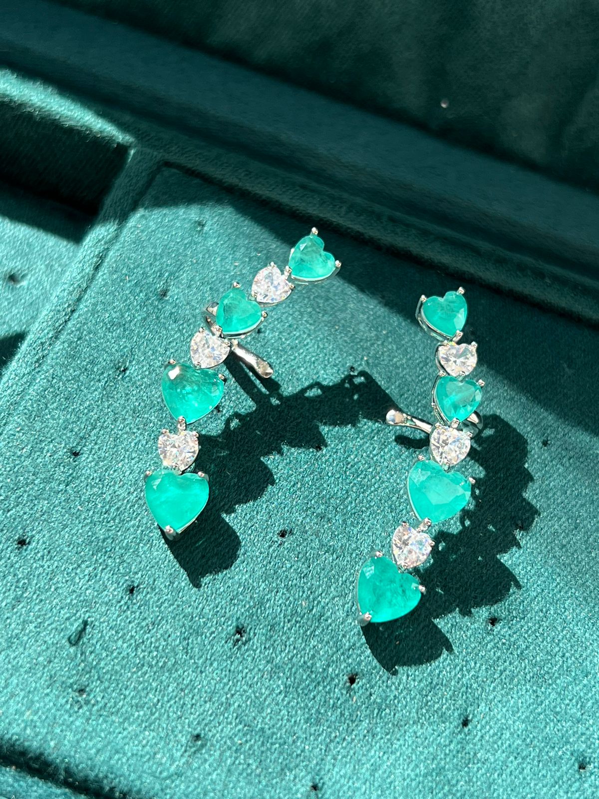 Brinco Ear Cuff com Coração Fusion Verde Paraíba e Zircônia Cristal em Banho de Ródio Branco