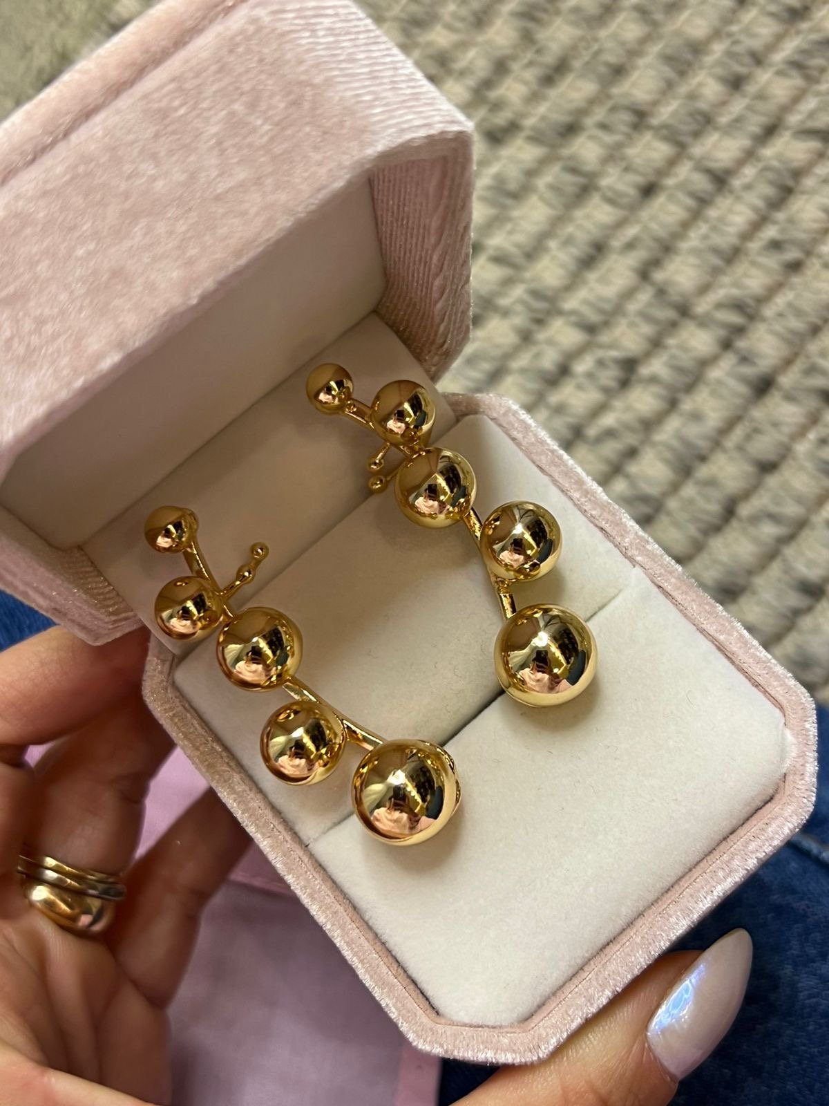 Brinco Ear Cuff com Esferas em Banho de Ouro
