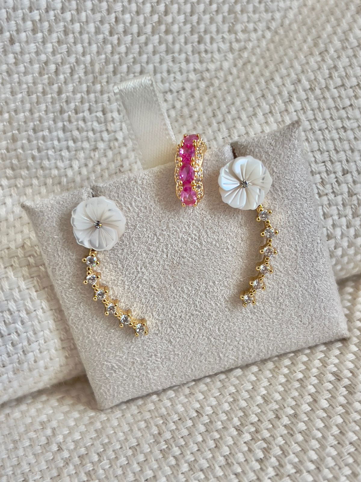 Brinco Ear Cuff com Flor Madrepérola e Zircônia Cristal em Banho de Ouro