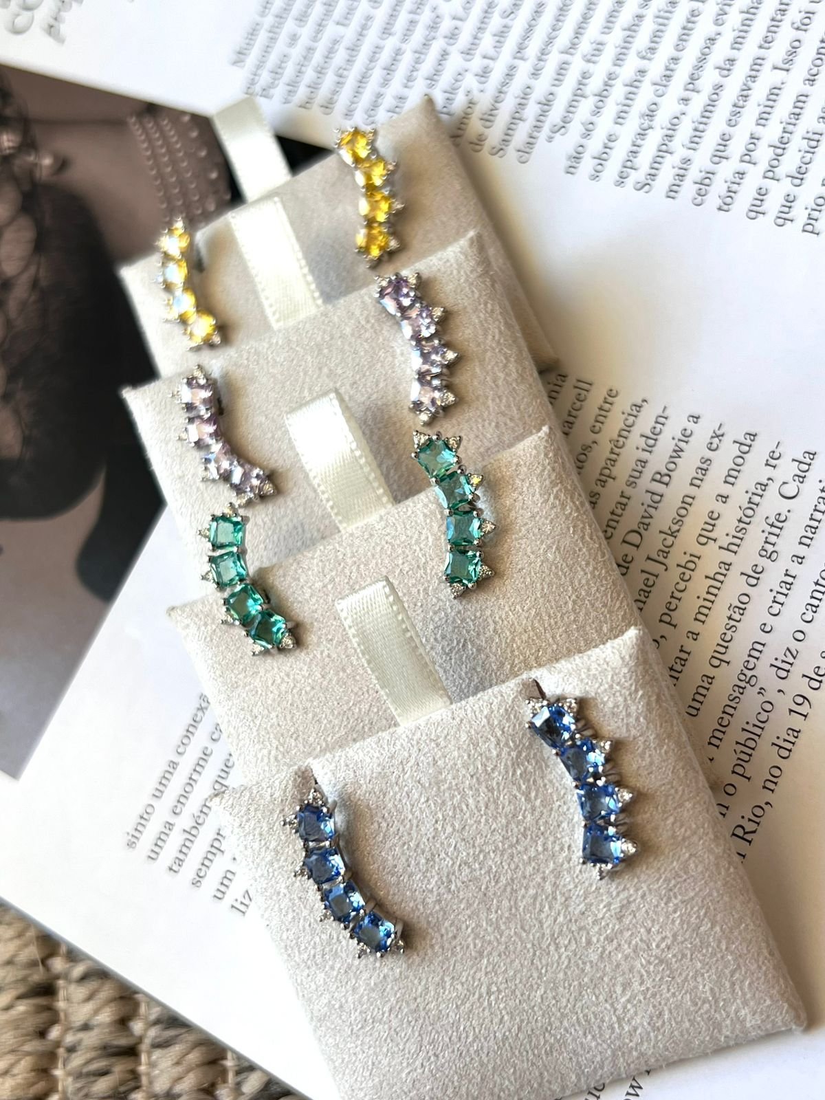 Brinco Ear Cuff com Zircônia Azul e Cristal em Banho de Ródio Branco