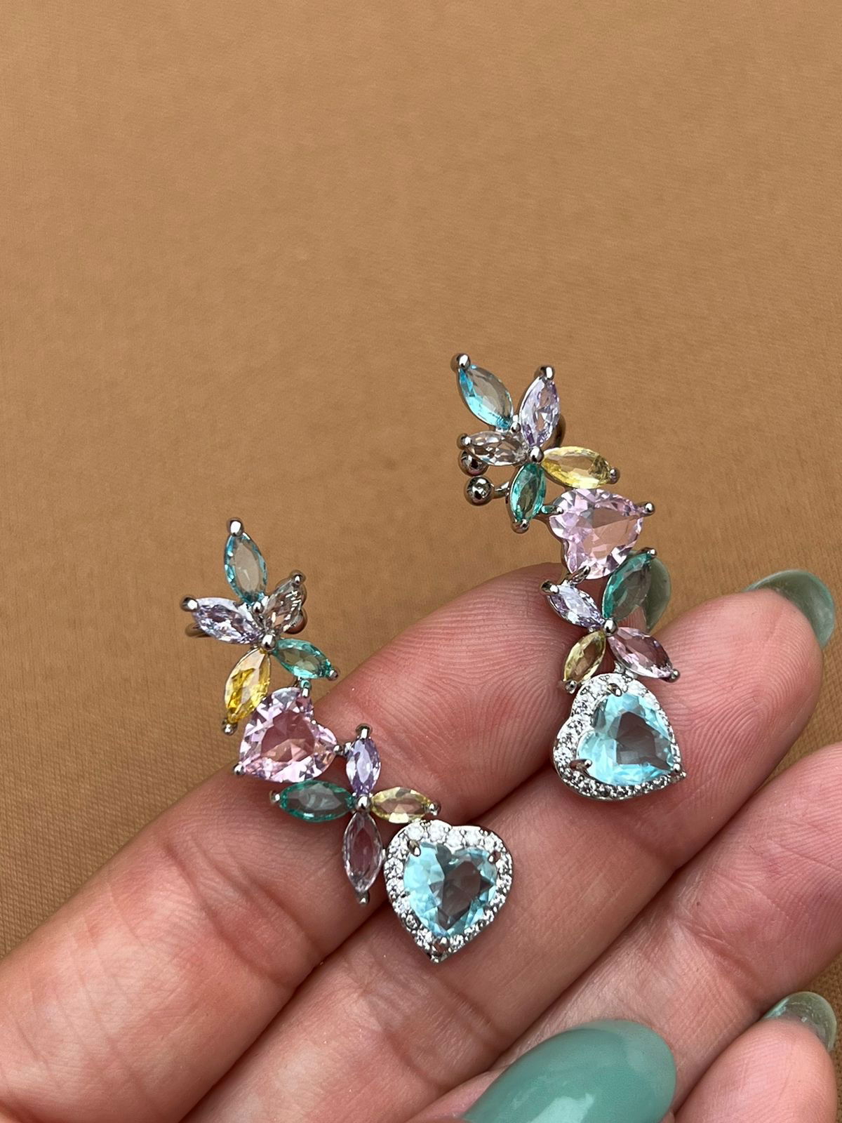 Brinco Ear Cuff com Zircônia Colorida em Banho de Ródio Branco