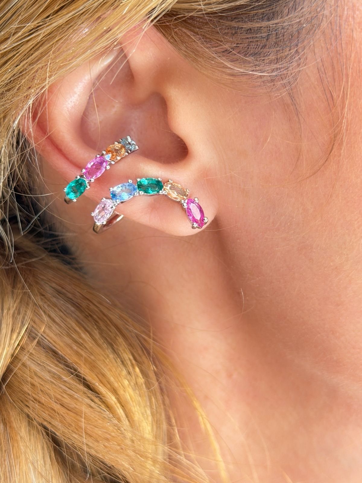 Brinco Ear Cuff com Zircônia Colorida em Banho de Ródio Branco