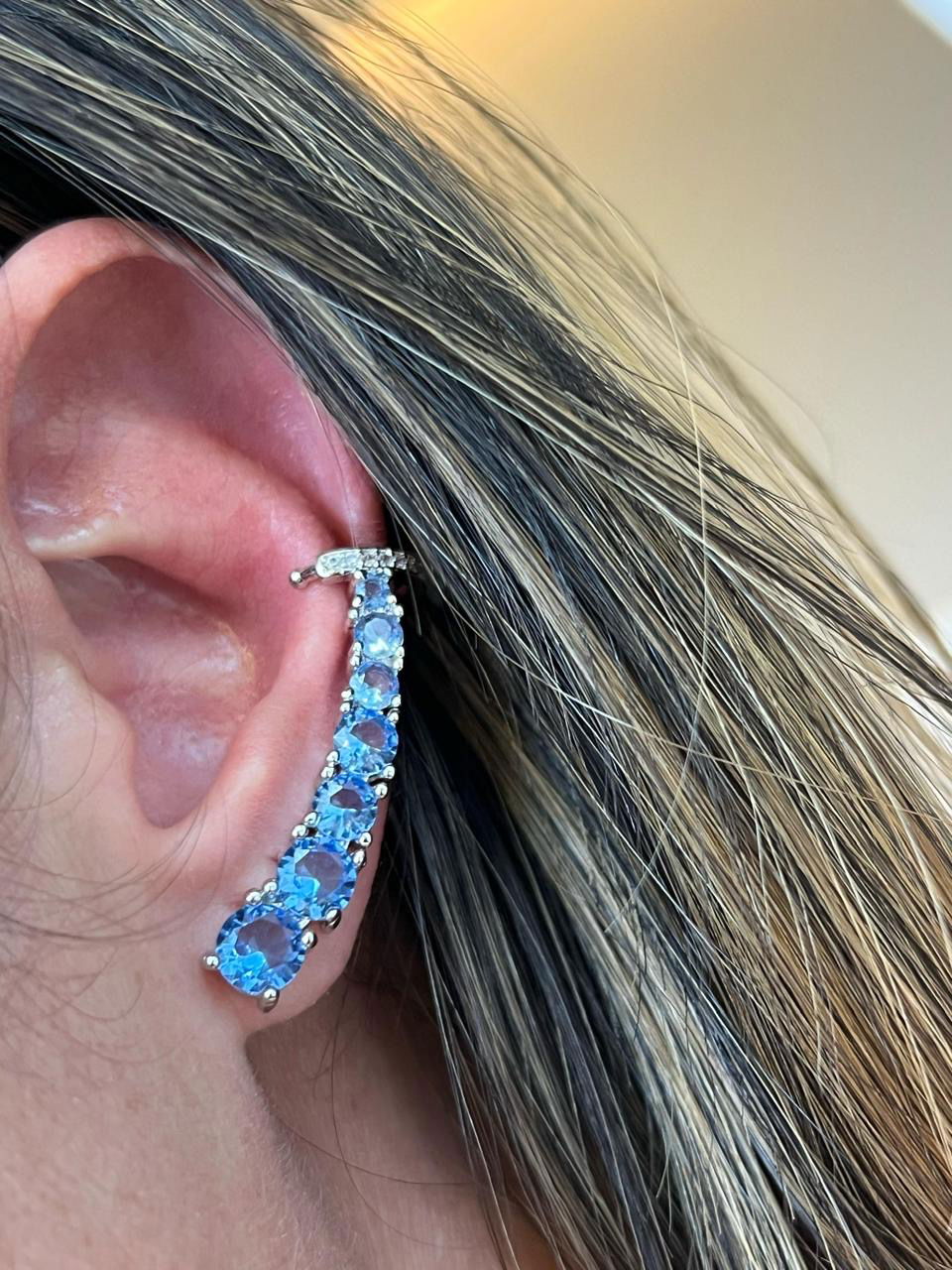 Brinco Ear Cuff com Zircônia Cristal e Azul em Banho de Ródio Branco